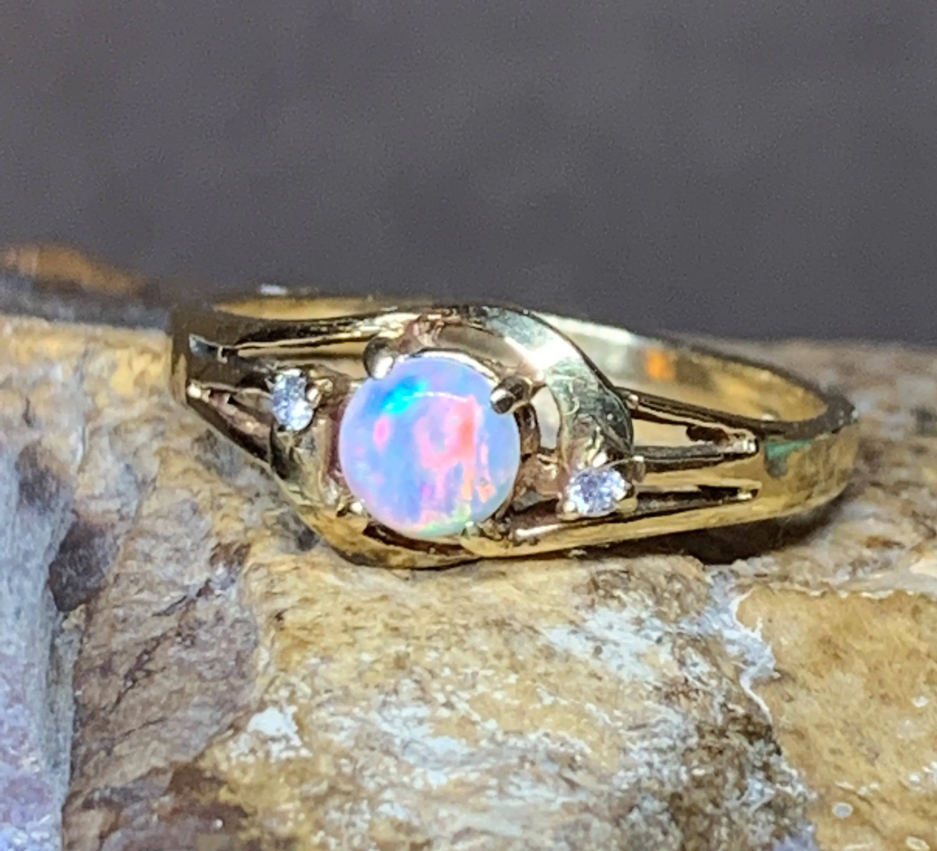 18kt Yellow Gold Crystal light Opal and diamond ring