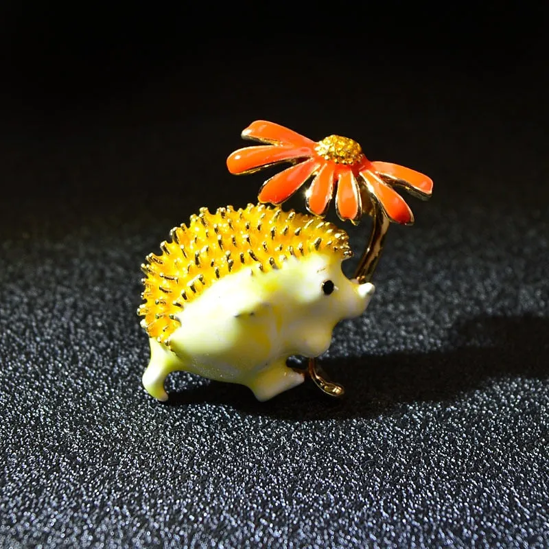 CINDY XIANG Cute Hedgehog Brooch Fashion Daisy Brooches For Women Animal Jewelry Funny Winter Design High Quality