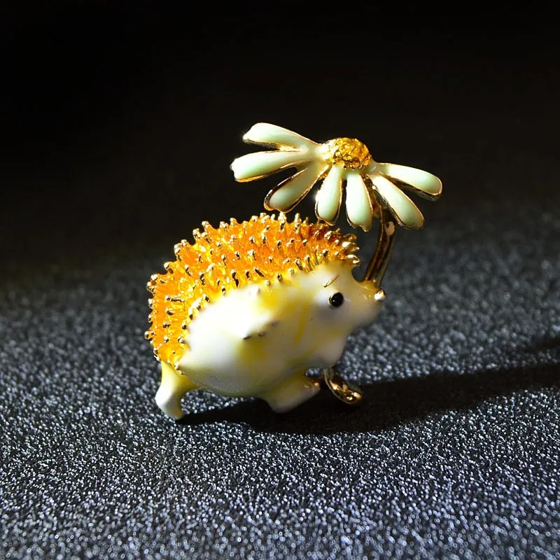 CINDY XIANG Cute Hedgehog Brooch Fashion Daisy Brooches For Women Animal Jewelry Funny Winter Design High Quality