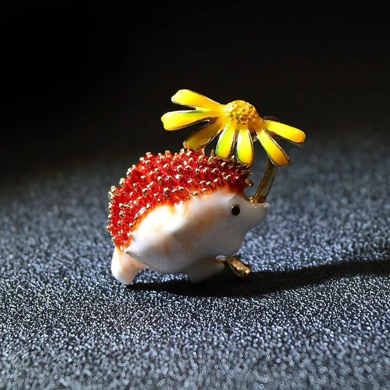 CINDY XIANG Cute Hedgehog Brooch Fashion Daisy Brooches For Women Animal Jewelry Funny Winter Design High Quality