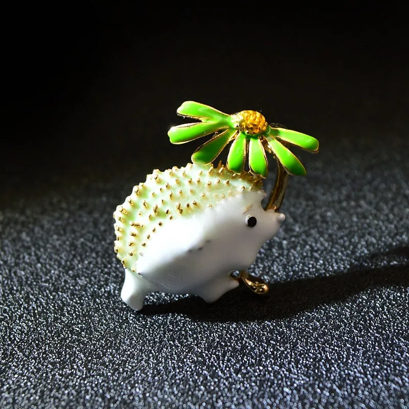 CINDY XIANG Cute Hedgehog Brooch Fashion Daisy Brooches For Women Animal Jewelry Funny Winter Design High Quality