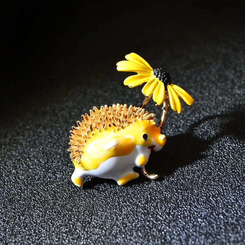 CINDY XIANG Cute Hedgehog Brooch Fashion Daisy Brooches For Women Animal Jewelry Funny Winter Design High Quality