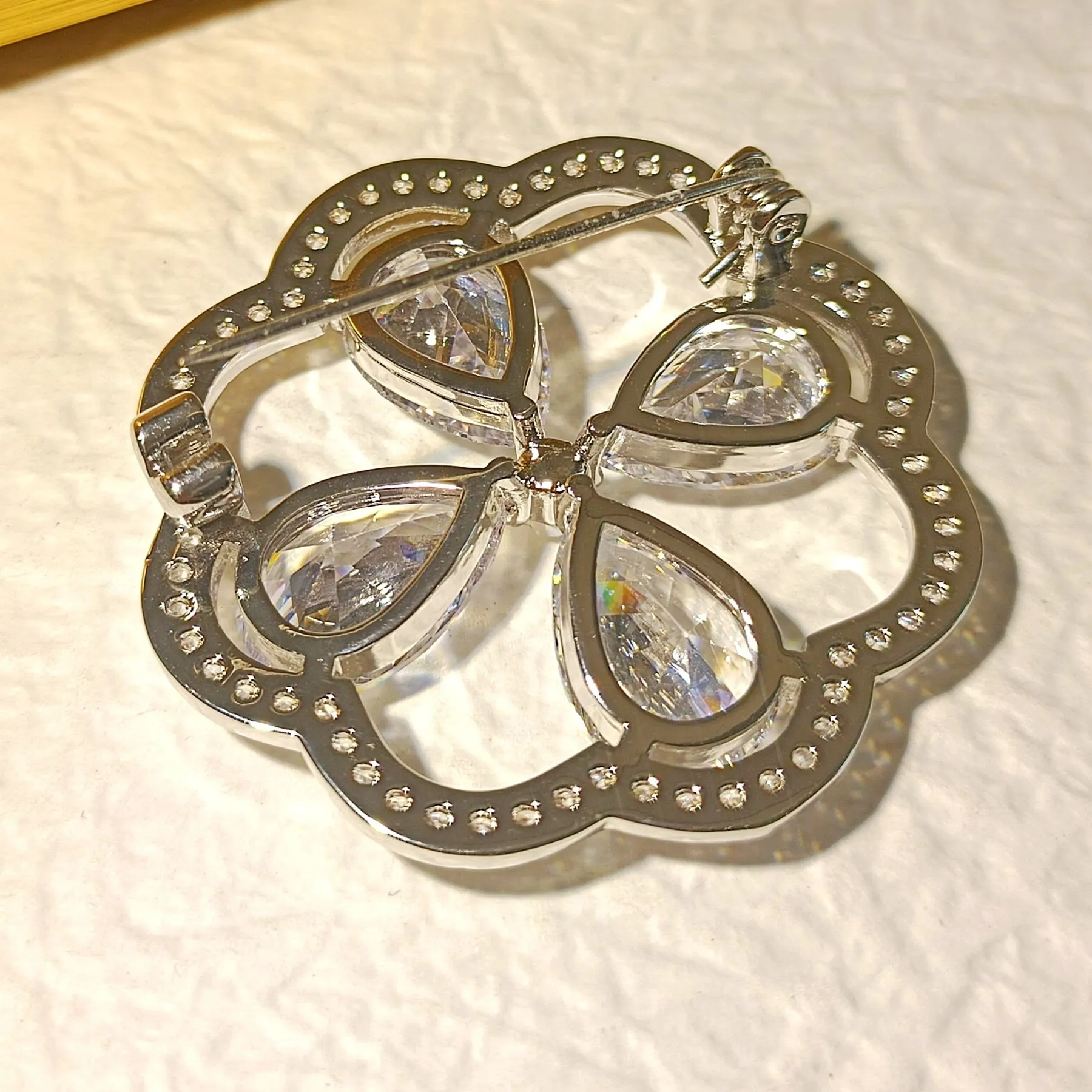 Impressive Opens CZ Circlet Blooming 4-Petal Flower Brooches Pins